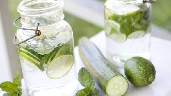 DESCOPERA 4 BAUTURI SIMPLE SI SANATOASE: APA CU AROME NATURALE!