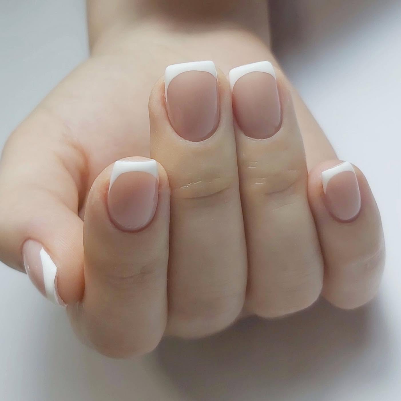 Eleganță și feminitate- manichiura franceză este mereu în vogă!