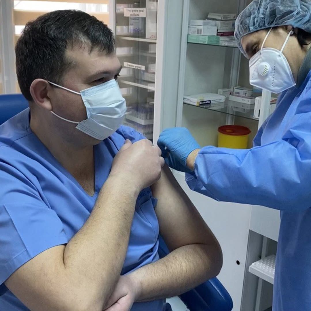 Azi o parte din lucrătorii medicali ai clinicii Sancos au fost vaccinați, 30 de lucrători medicali…